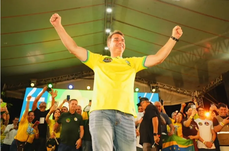 Flávio Bolsonaro derrota Lula (e as pesquisas) e leva definição para segundo turno no dia 25