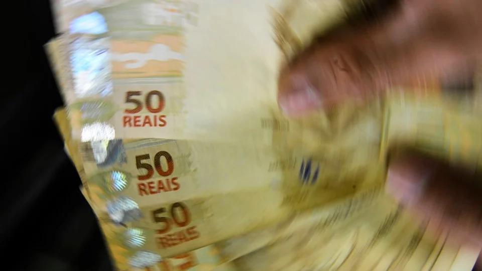 Endividamento das famílias brasileiras bate novo recorde, alerta Banco Central