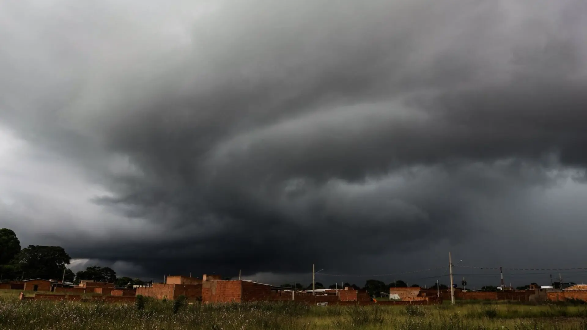 Ciclone coloca MS em alerta de tempestade por 4 dias, com rajadas de ventos de 60 km/h