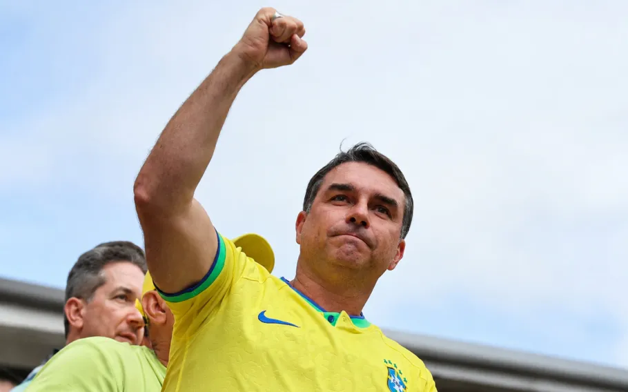 Flávio Bolsonaro se declara 'verdadeiro presidente eleito'