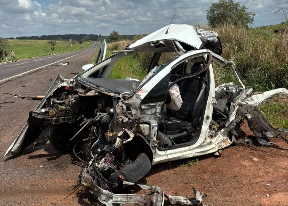 Motorista morre após colisão entre carro e carreta na BR-267 em Bataguassu