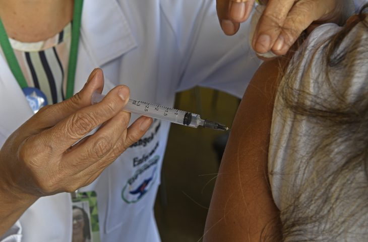 MS adota estratégia para ampliar vacinação contra doença que pode causar meningite
