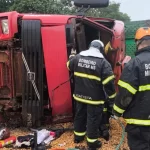 Motorista fica preso às ferragens após tombamento de carreta carregada com amendoim na MS-395